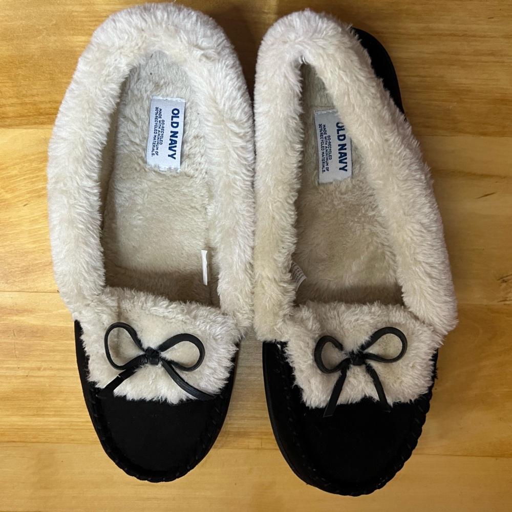 Women’s black house slippers. Sherpa Moccasins. Size 9🖤